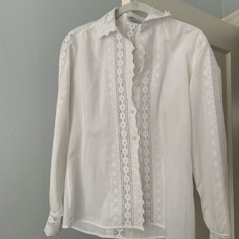Vintage White Embroidered Women‘s Blouse
